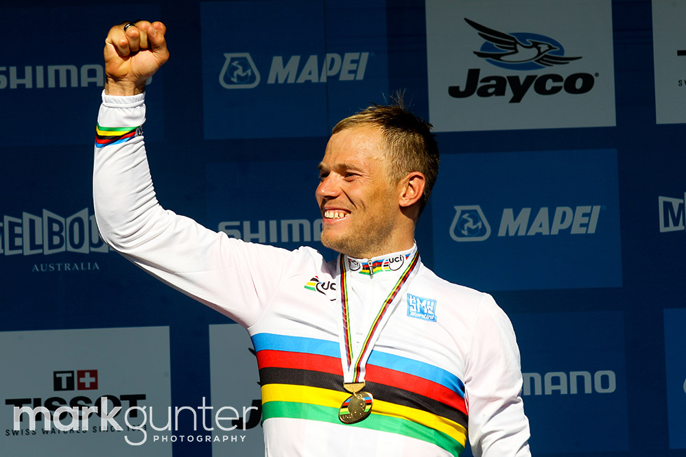 Hushovd salutes the crowd after being presented the Rainbow Jersey.